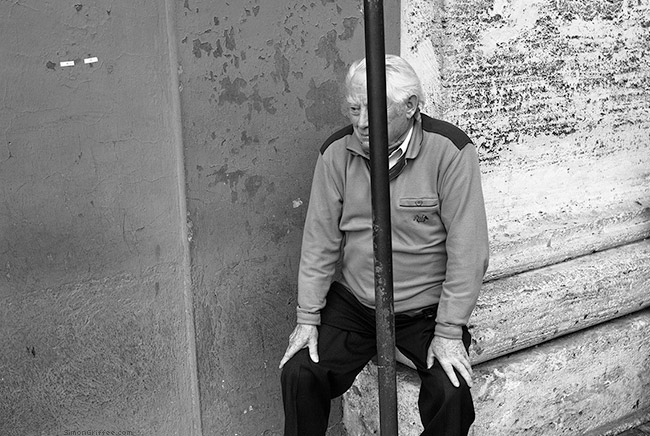 003 Man In Piazza San Pietro